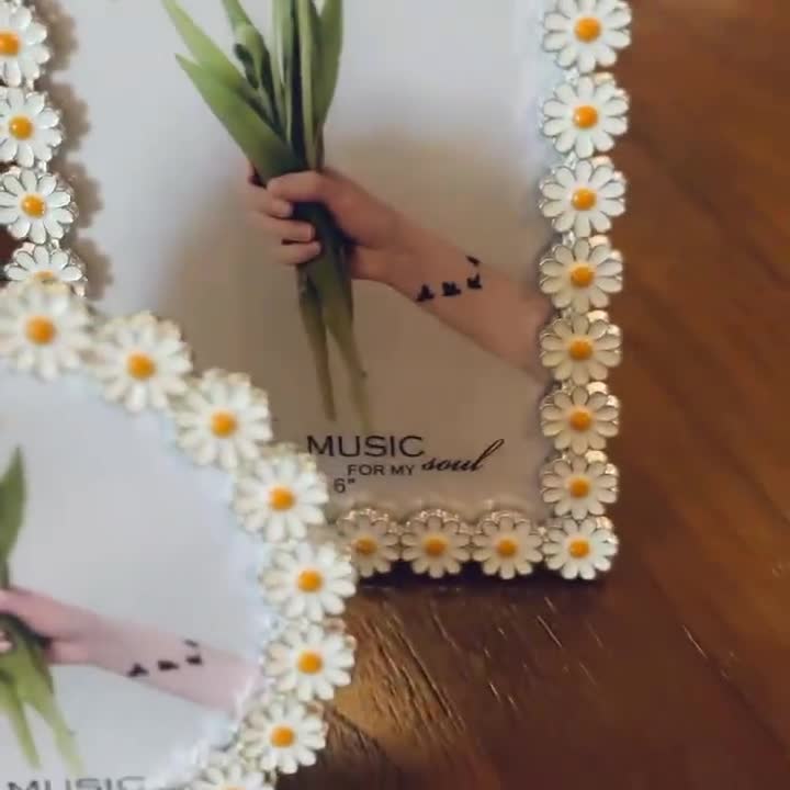 Daisy Photo Frame – Metal Floral Wedding Picture Frame, Crystal