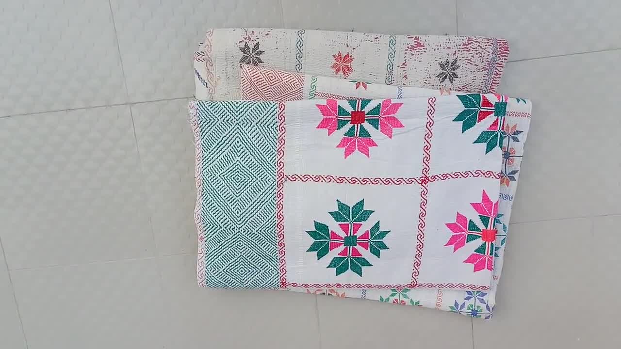 手刺繍のナクシ・カンタ壁掛け：インドのテキスタイルアート、21x28