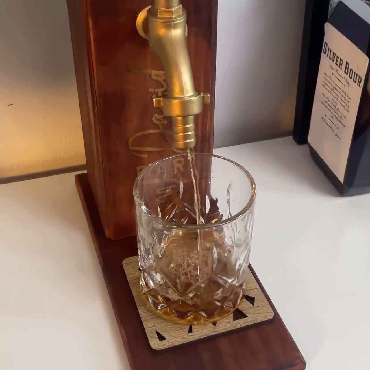 Jim Beam アンティーク 木製リカーサーバースタンド / ディスプレイ カスタム彫刻名木製ウイスキーディスペンサー、ホームバーの装飾用木製