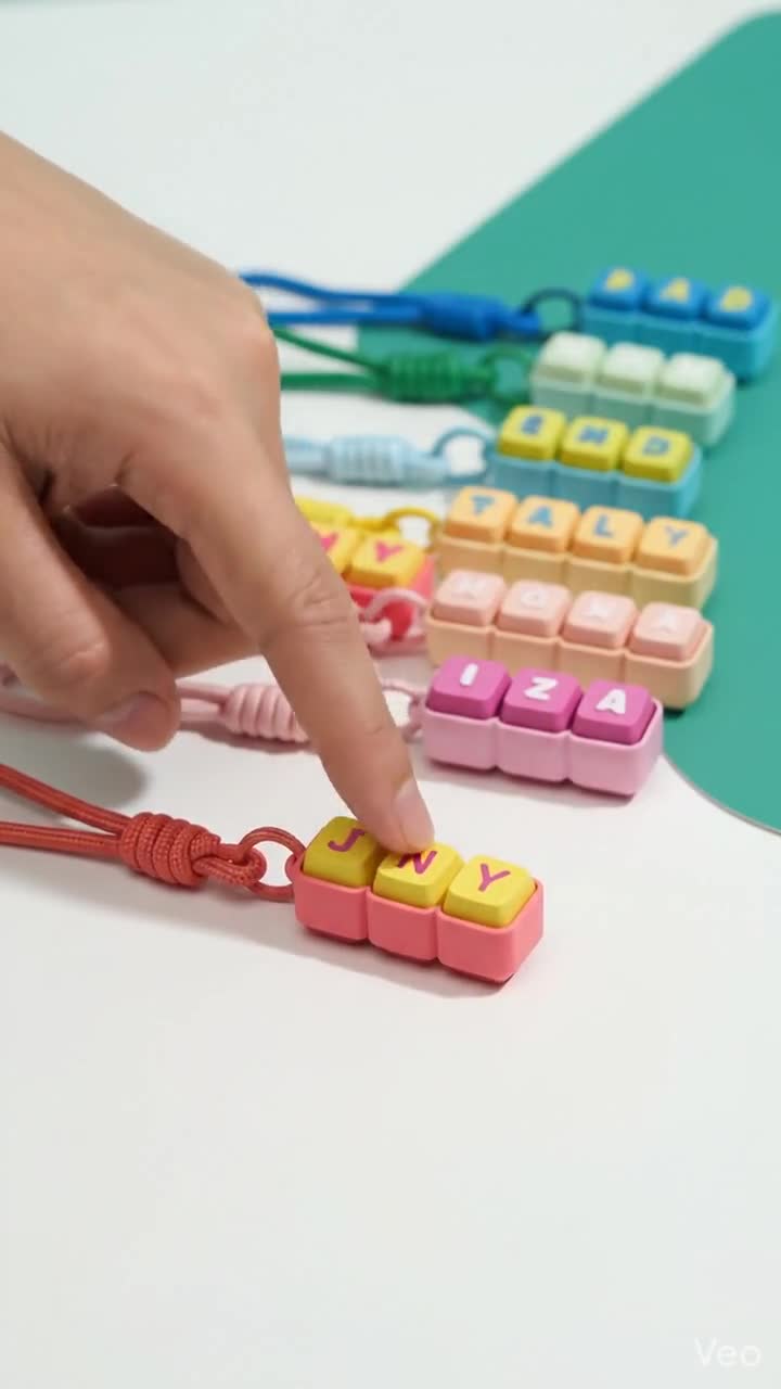 みひろおまとめ・リピート割　キーホルダー2サイズセット×2点　ハンドメイド 名前入りキーホルダー、メカニカルキーボードクリッカーフィジェット
