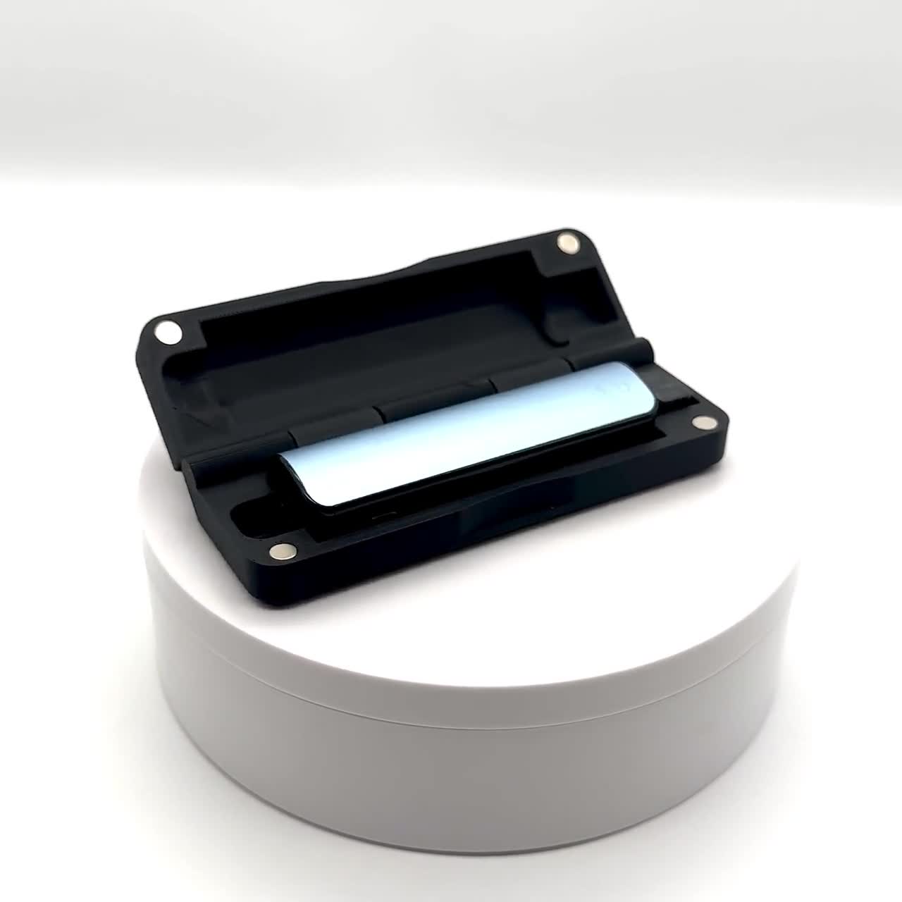 elfbar master case Elfa Case: Magnetically closed, space for e-cigarette, universal compatibility, dust protection, various colors Flavour:Apple elfbar vape case Widerstand:0,8 Ohm Elfbar Max Refill Pod