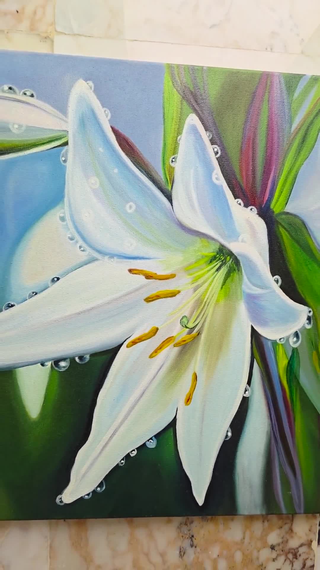 オリジナルの白いユリの油絵、露のしずくが付いたリアルな花、開いてい