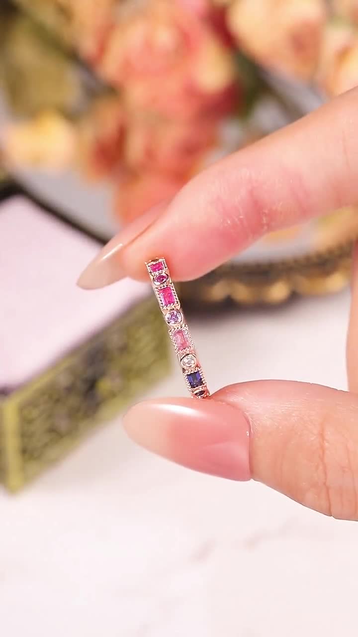 CPFineJewelryのLGBTQレインボーサファイアリング、プライドフル