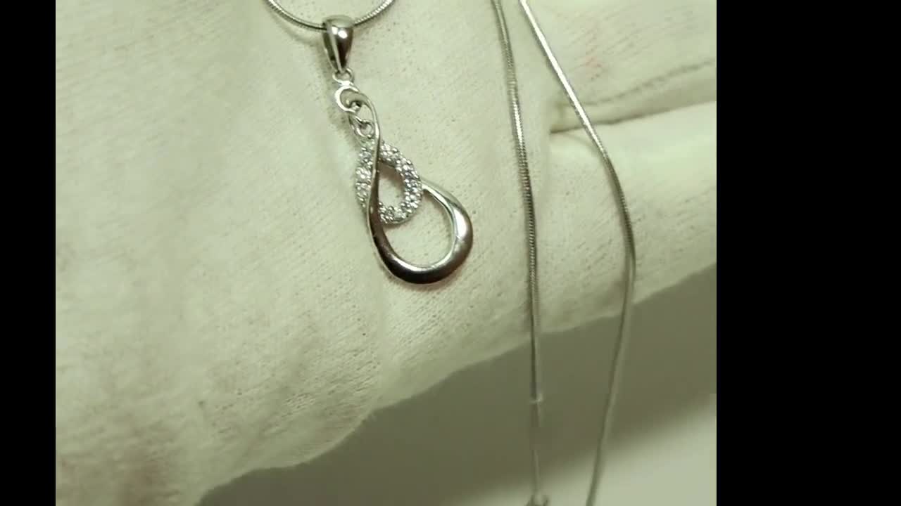 An Elegant 925 Sterling Silver Necklace With Cubic Zirconia