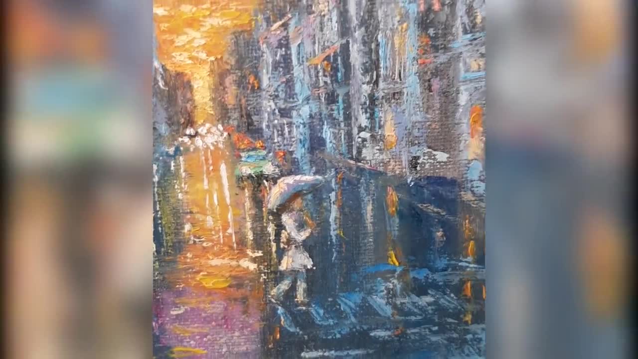 雨の街並みを描いたキャンバスのオリジナル油絵、夕焼けの傘アート