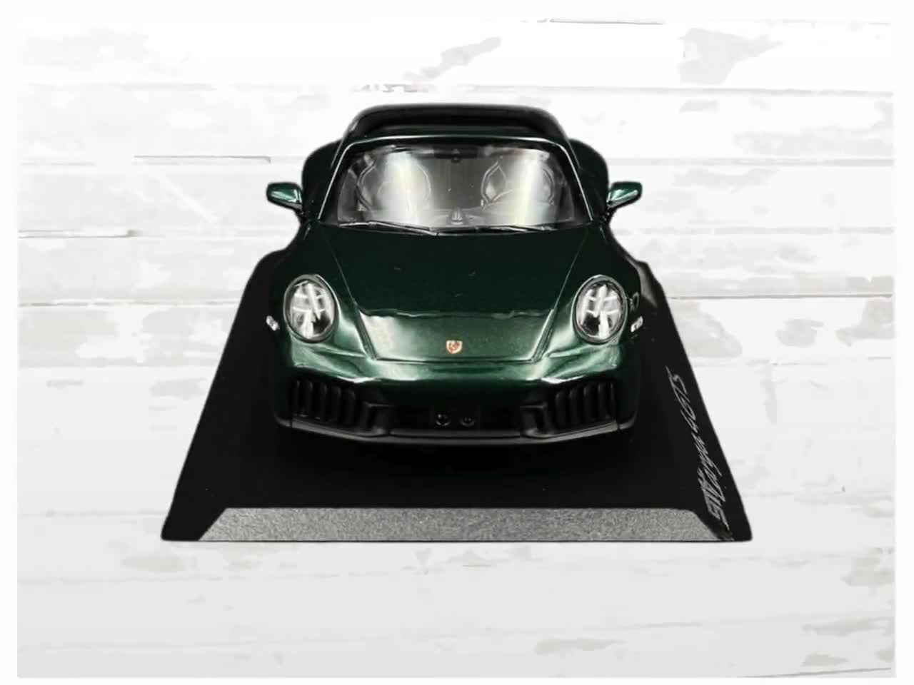 ポルシェ911タルガ4 GTS（2024）スケールモデル、ジェットグリーン、1