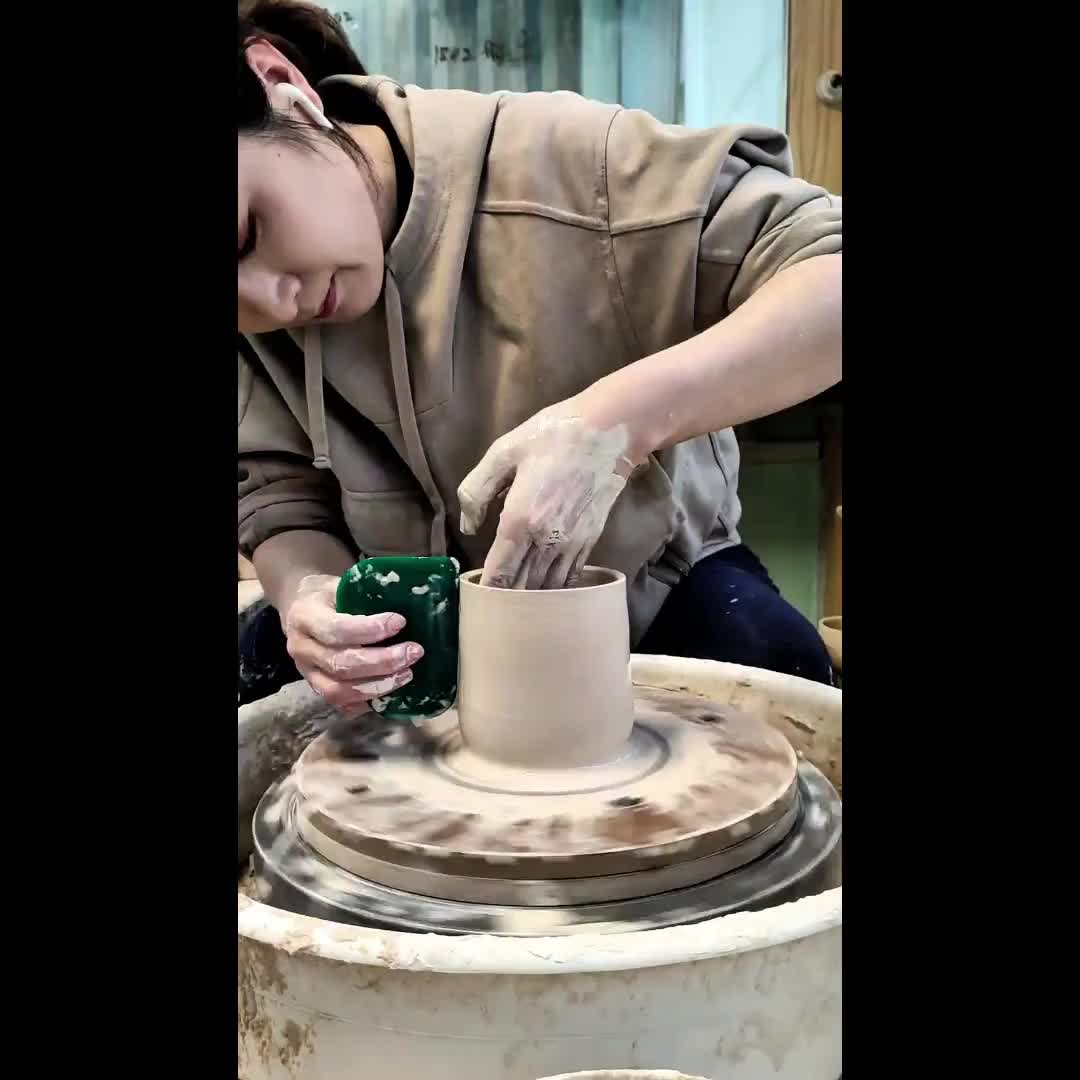 気まぐれなキノコのデザインが施された手描きの陶器皿 – 自然から