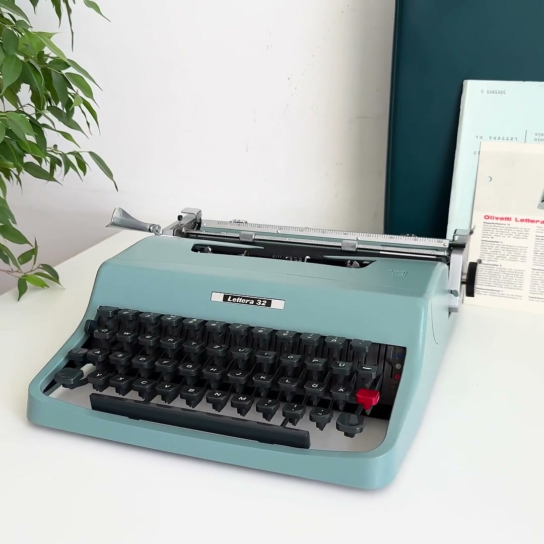 Olivetti Lettera 32 - Working Portable Typewriter – 1960s | US