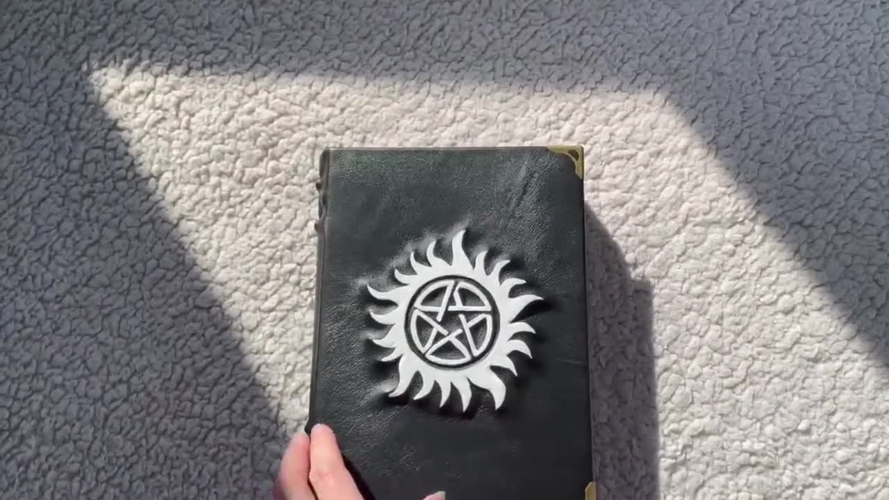 Övernaturlig pentagramgrimoire – Svart läderbok med skuggor | Occult Witch Journal video poster