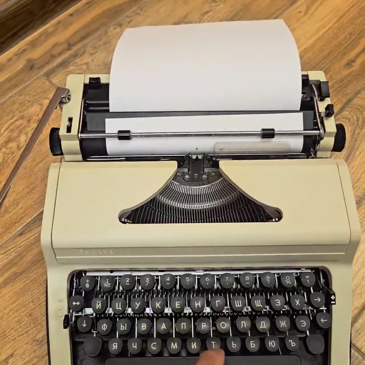 Maszyna do pisania Lyubava 1986 Cyrylica Russ Mechaniczna licencja Robotron Niemcy Praca Model PP-215-01 video poster