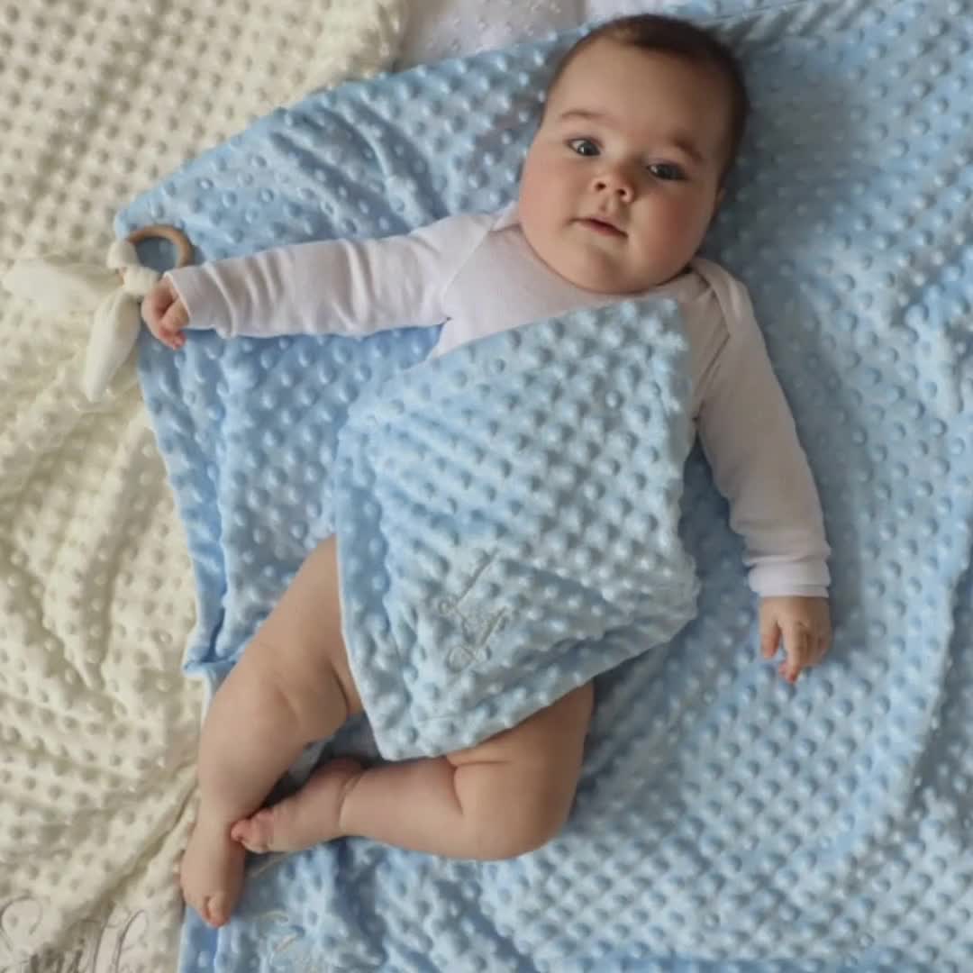 Manta personalizada para bebé bordada con su nombre marca Mi pipo.
