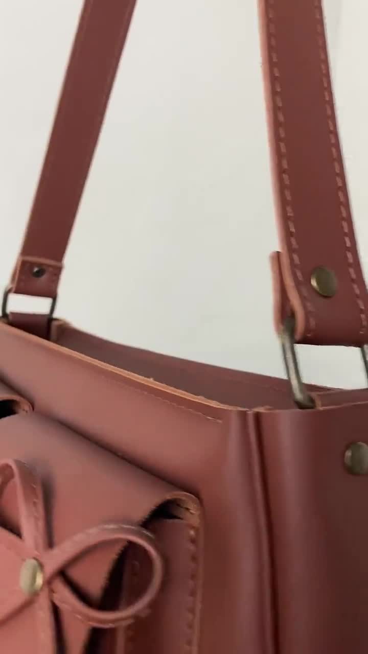 borsa a tracolla in pelle da donna in stile coquette disordinato, borsa color marrone, borsa con fiocchi, fatta a mano video poster