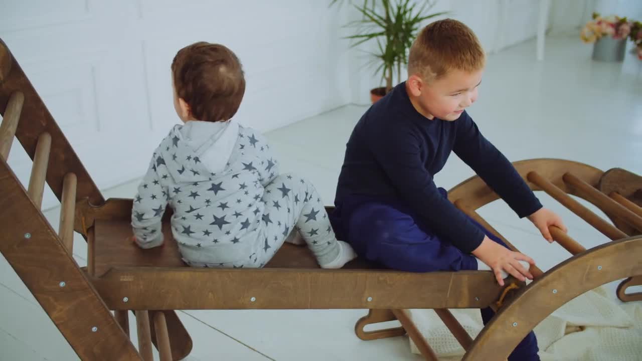 I bambini giocano a tunnel tunnel strisciante per giochi interni ed esterni