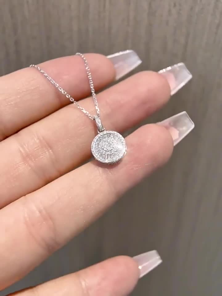 18K Gold Diamond Disc Pendant Necklace: Elegant Luxury Collar video poster