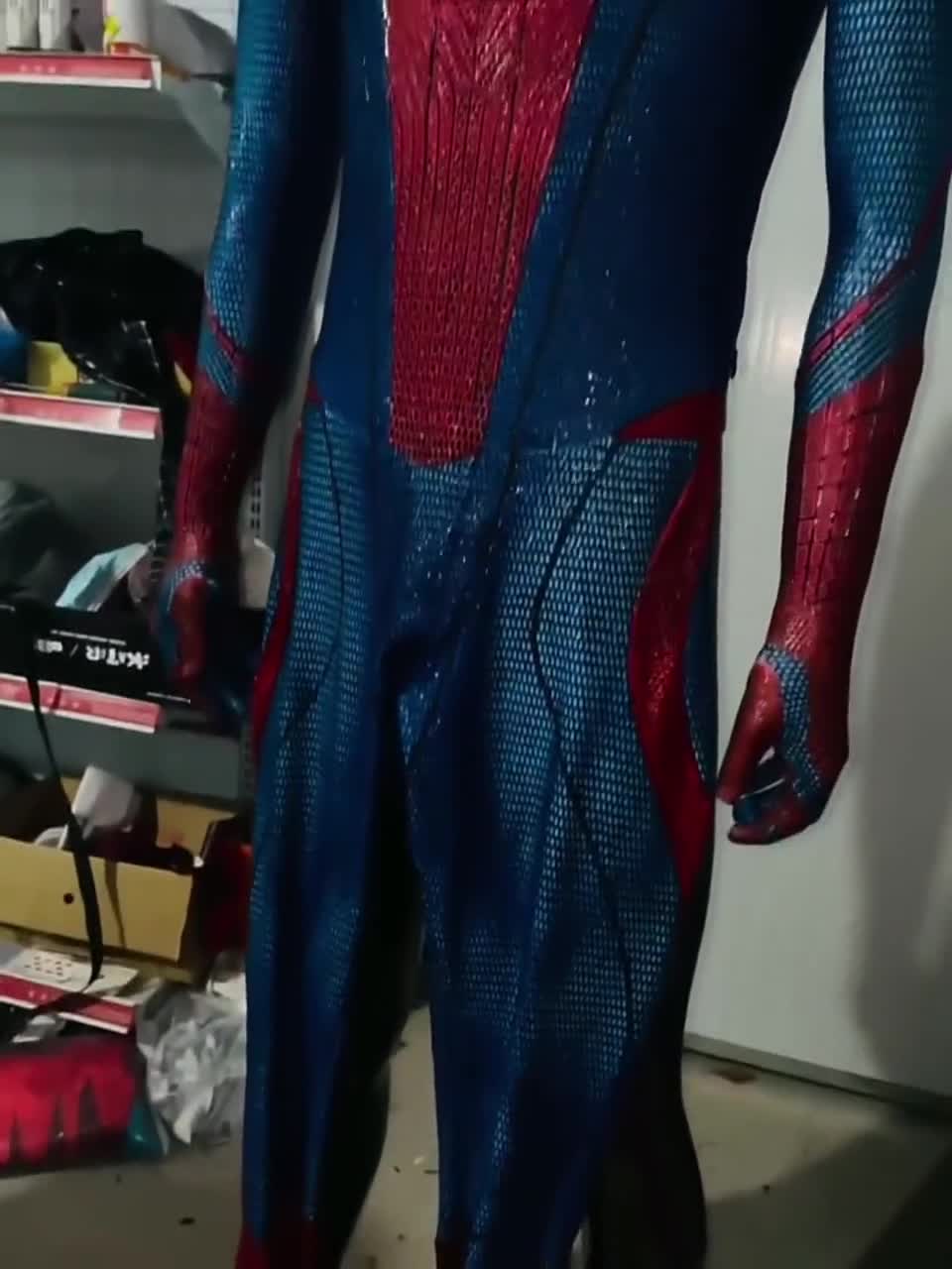 Anyone else get an Amazing Spiderman with this patch sewed into the fabric  of the back of the suit? : r/hottoys
