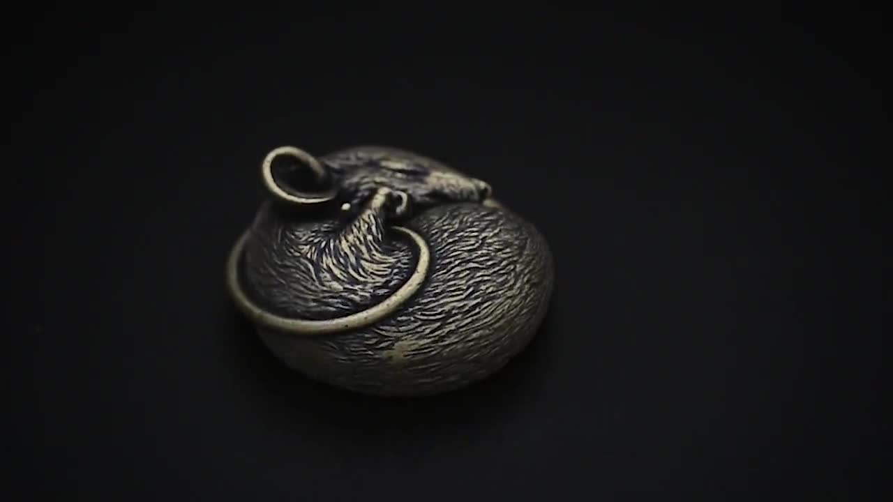 ブロンズ製ミニチュア眠るネズミ 真鍮製動物彫刻 ネズミ コレクター