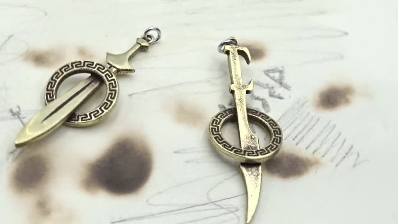 Antyczny brązowy wisiorek ze spartańskiego sztyletu, grecki naszyjnik Meander video poster