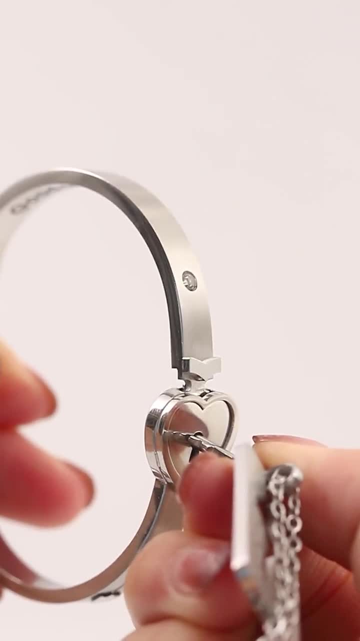 okappalover アクセサリーセット 23点 Amazon.com: Hicarer 2 Sets Couple Heart Charm Lock Bracelet and