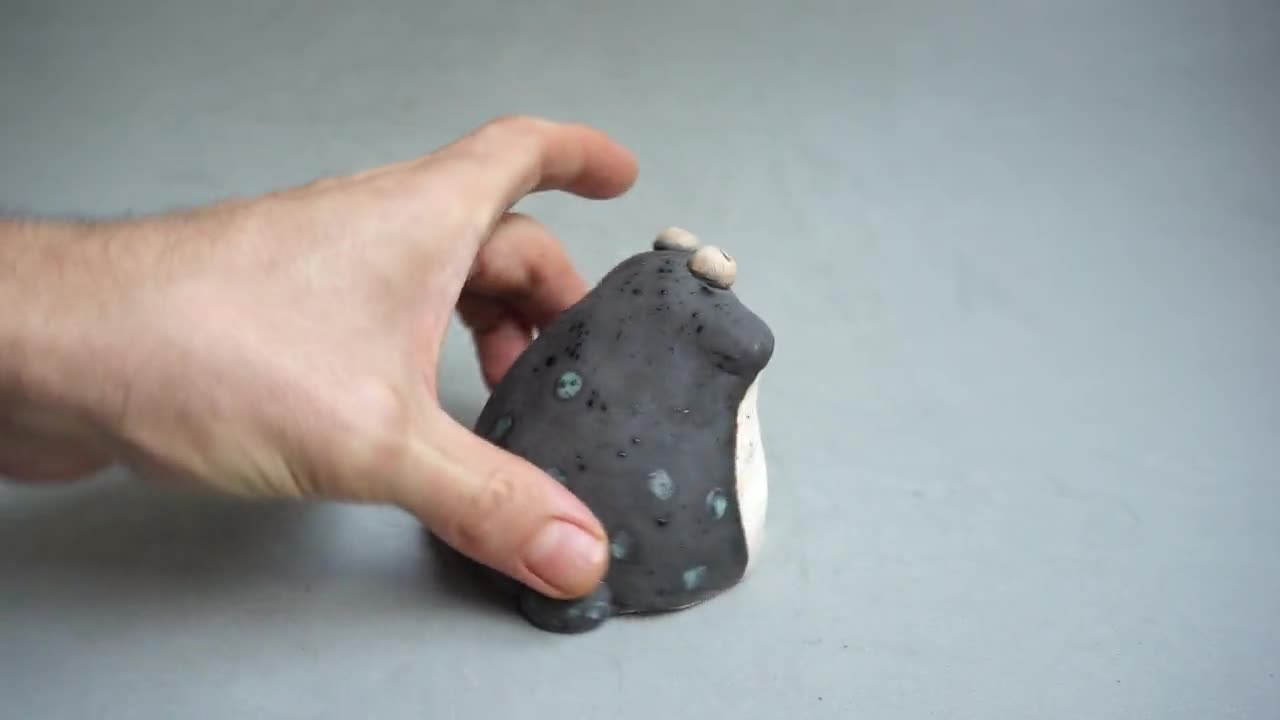 手作りの陶器製カエルの置物：奇妙な彫刻アート、かわいいカエル