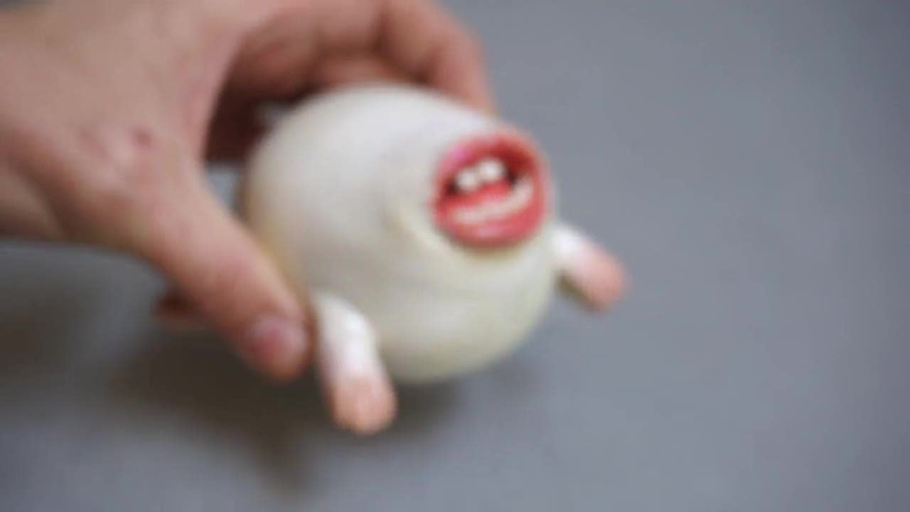 村長自画像　陶器製の口を開けた人形 約10cm カケ有り 陶器彫刻アート：陶器のカエルの置物 - Etsy 日本