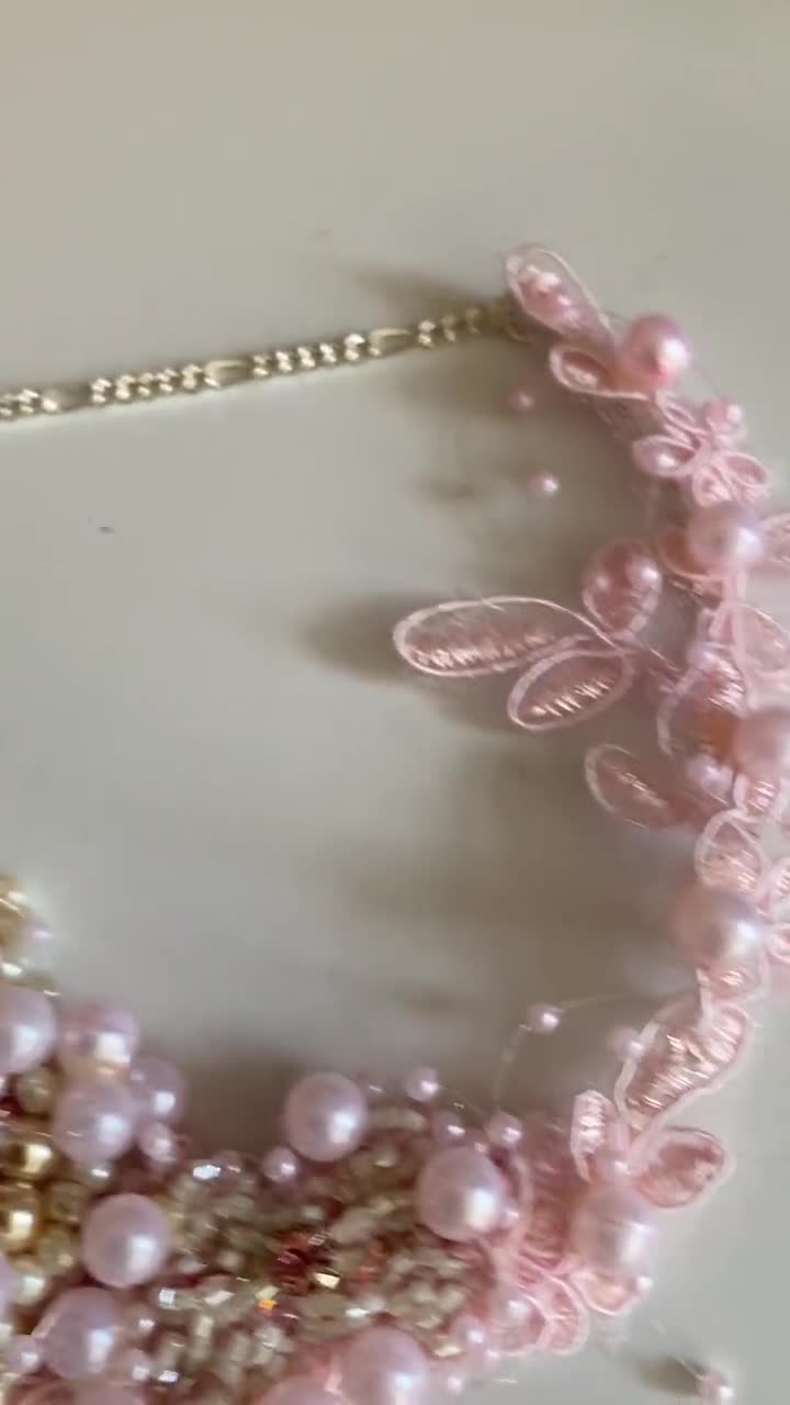 ハンドメイドのピンクビーズレースチョーカー：刺繍入り花柄フェアリー