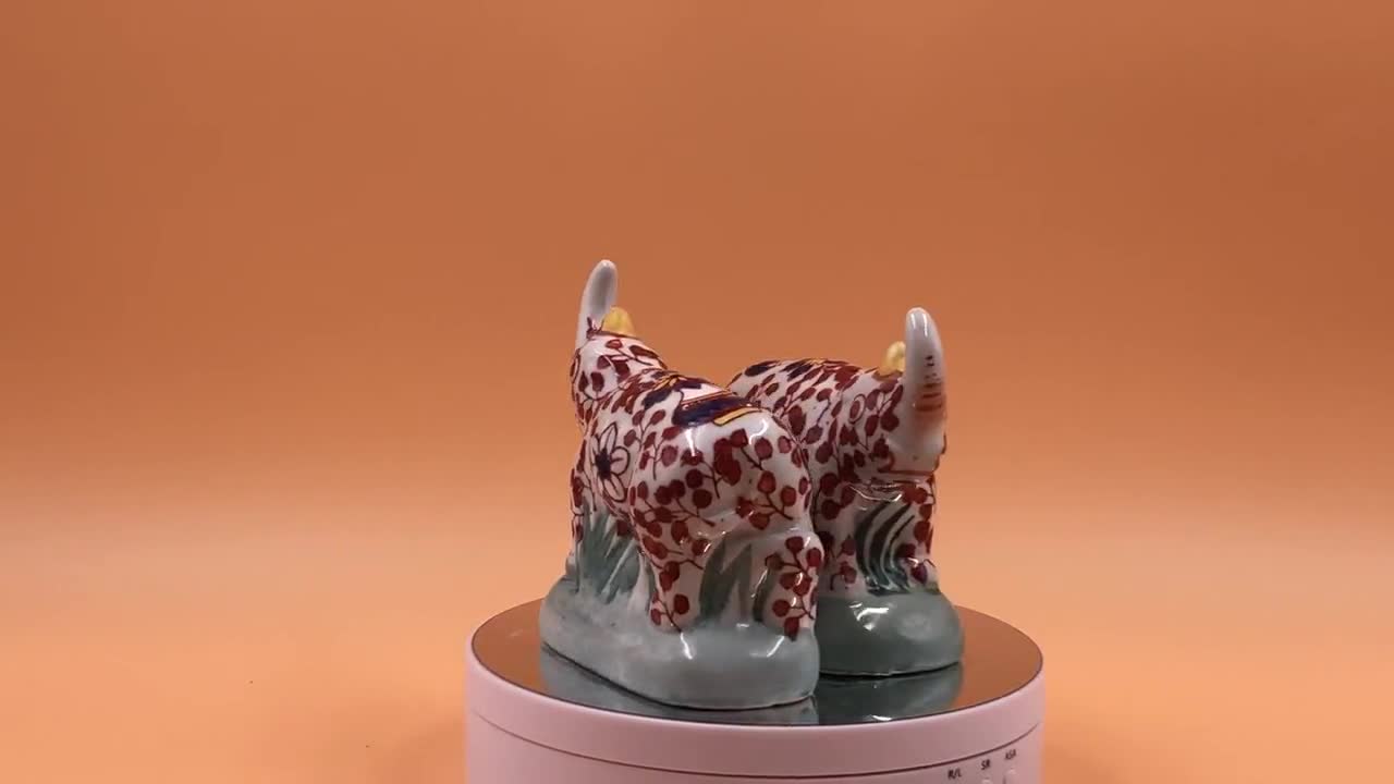 YaYou Zhen Cang 作、署名入りアンティーク中国磁器伊万里犀の置物 2