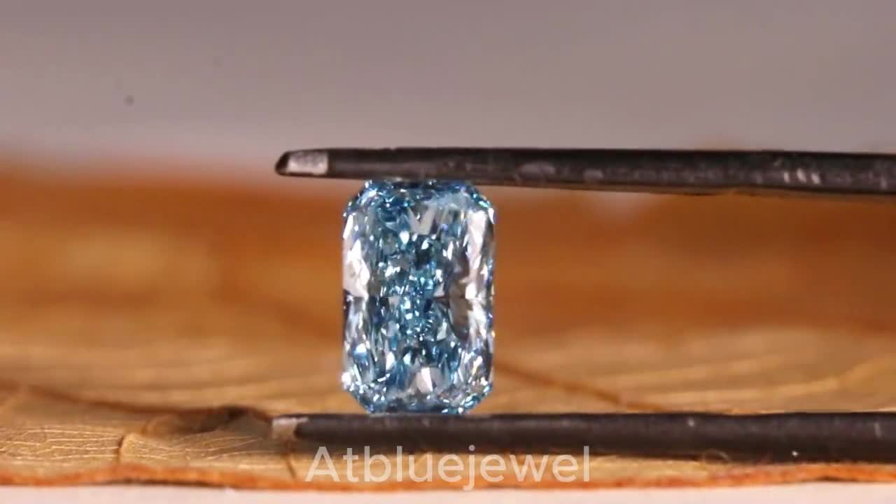 ラディアントカットブルーラボグロウンダイヤモンド：鮮やかなブルー