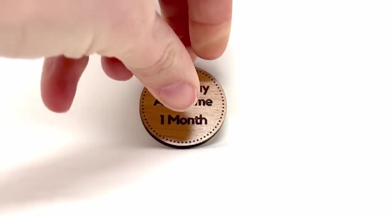 刻印入りアルダーウッド禁酒トークン：「一日ずつ」メダリオン - Etsy 日本