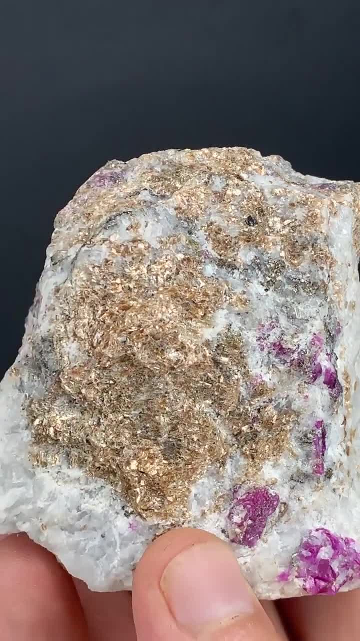 パキスタン産 クォーツ(水晶) 母岩付きクラスター 鉱物標本 パキスタン産、母岩付きルビー結晶（282グラム）｜天然鉱物標本
