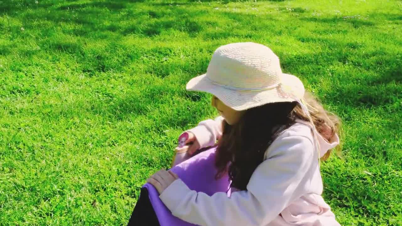 Silla de suelo plegable portátil TayaMat con respaldo - Colchoneta impermeable para camping y asiento de playa video poster