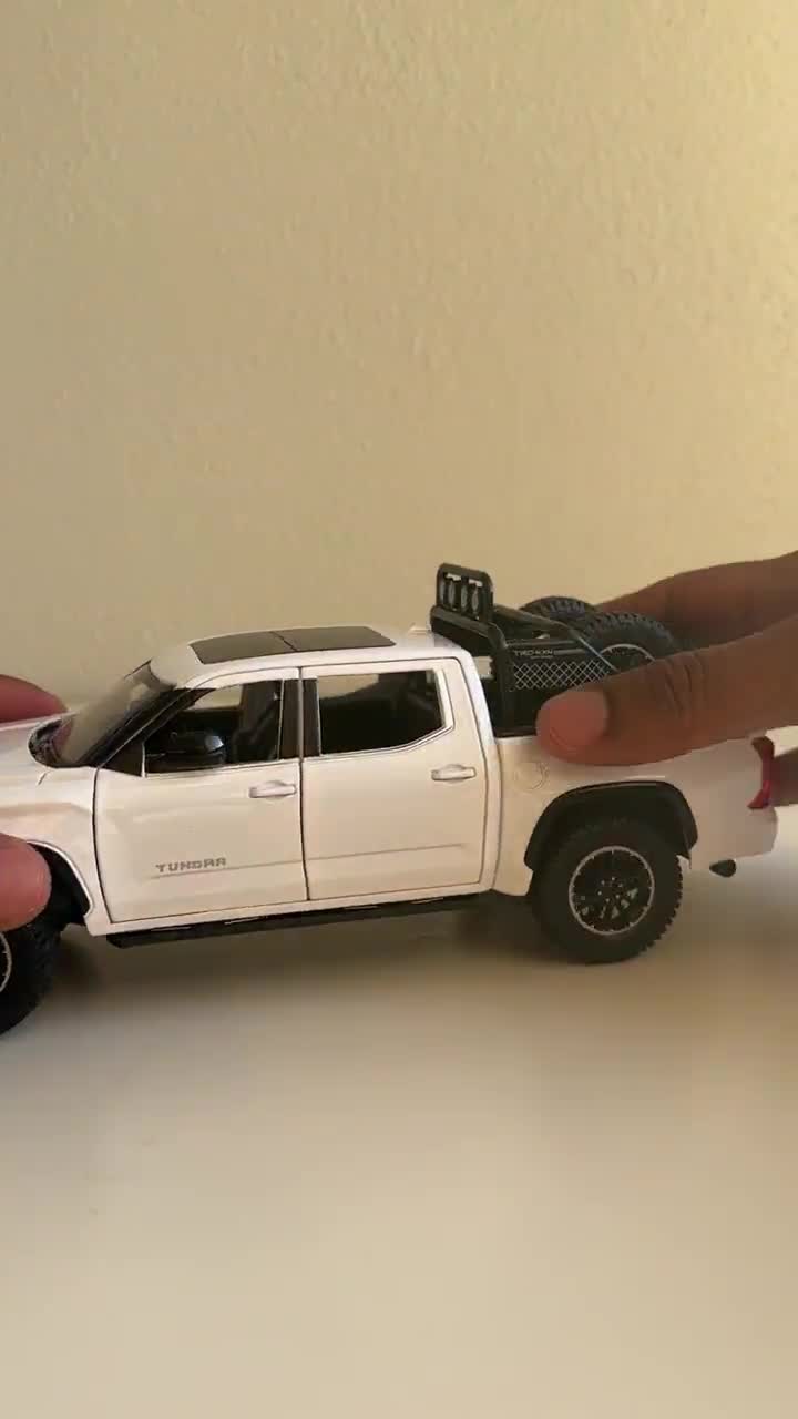 Toyota Tundra 1:24 - Modelo de coche de aleación - Diecasts de aleación Regalos para niños / Regalo para amantes de los autos Colección de sonido y luz video poster