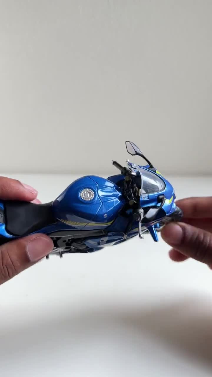 LCD Models 1/12 Scale 02136 - Suzuki GSX-R R1000 Motorbike