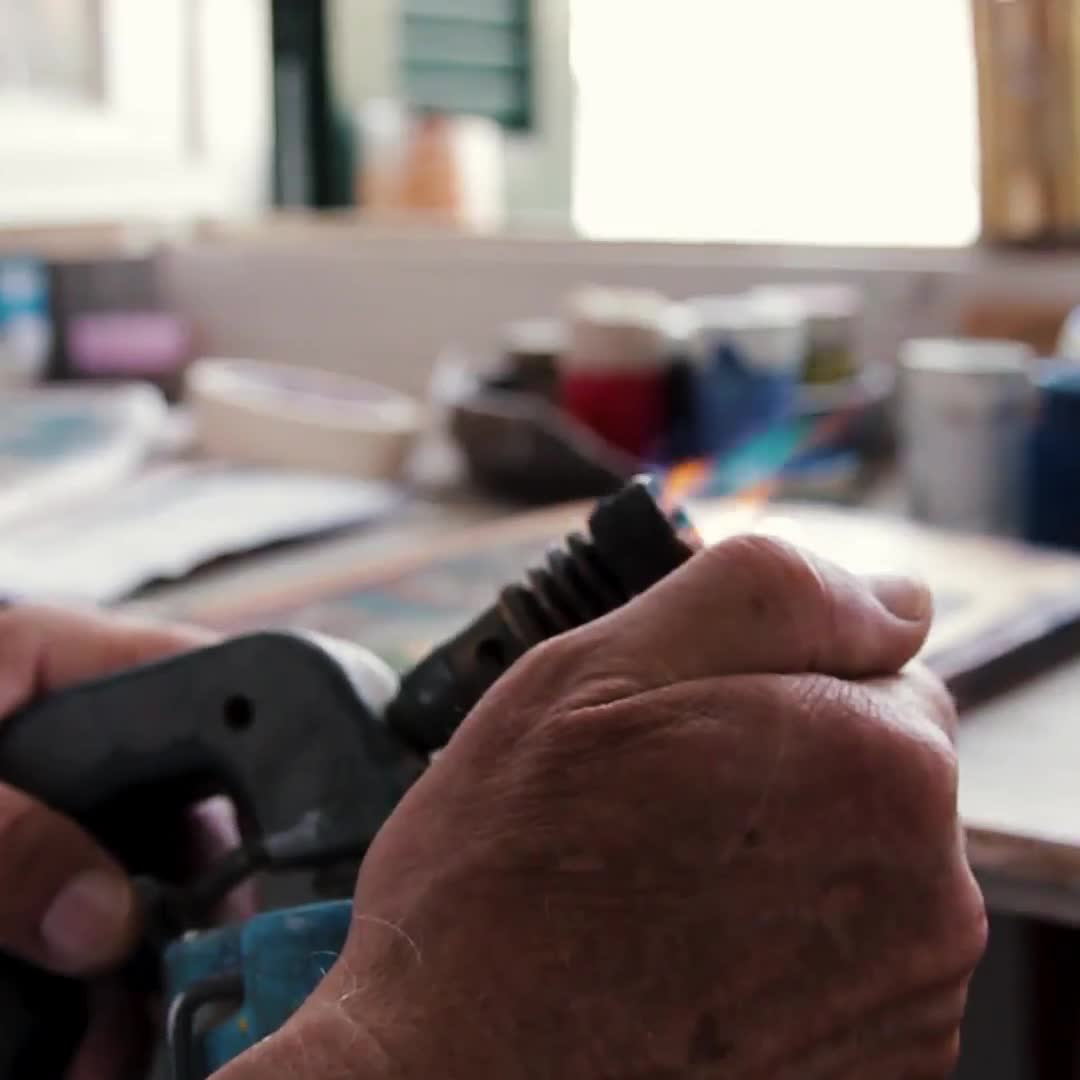 Ícono del Arcángel Miguel - Ortodoxo Griego, Lámina Dorada, Envejecido, Impreso y Pintado a Mano sobre Lienzo Crujiente sobre Madera de Pino. video poster