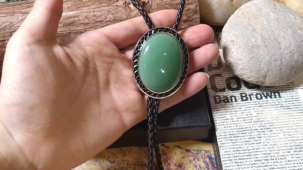 Cravatta Bolo in pietra di giada verde con effetto occhi di gatto Cravatta Bolo in pietra di giada verde con effetto occhi di gatto