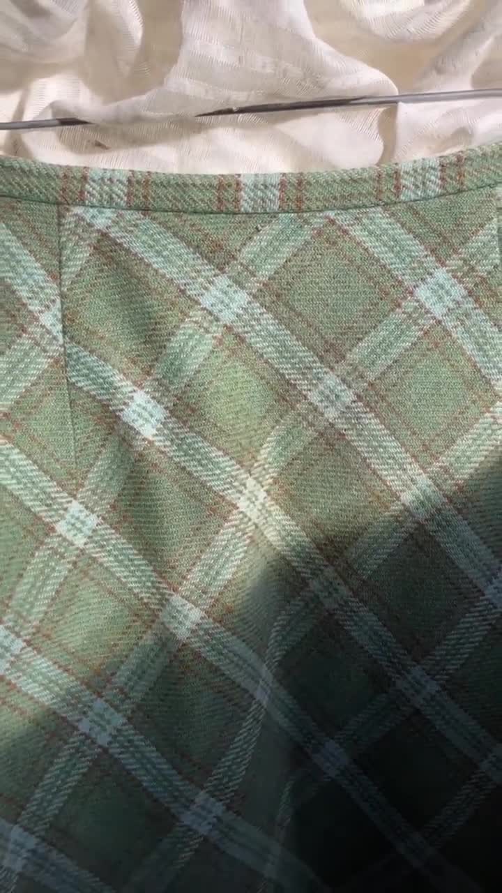 Falda de lana verde vintage de la década de 1950 con cuadros escoceses / tartán tostados y azules. Falda evasé Century of Boston, True Vintage Light Academia, W 30 L 27 video poster