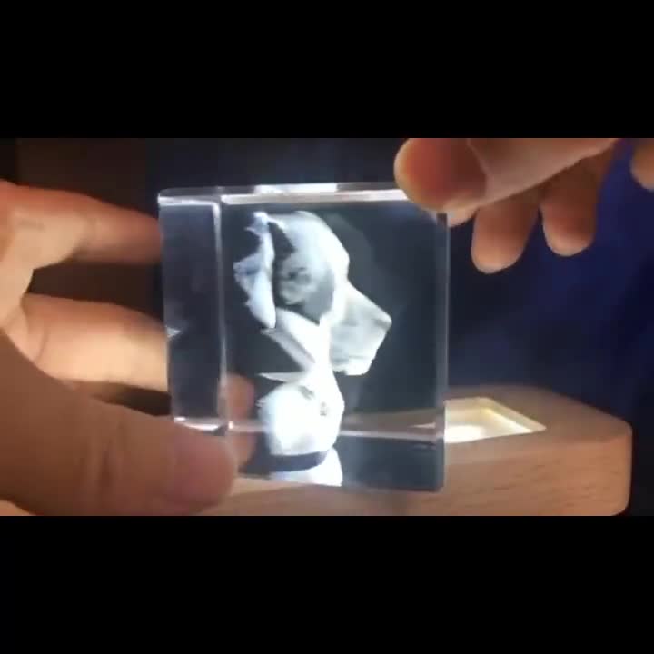 Custom Photo 3D Laser Crystal Laser Etched Photo in Cube Crystal