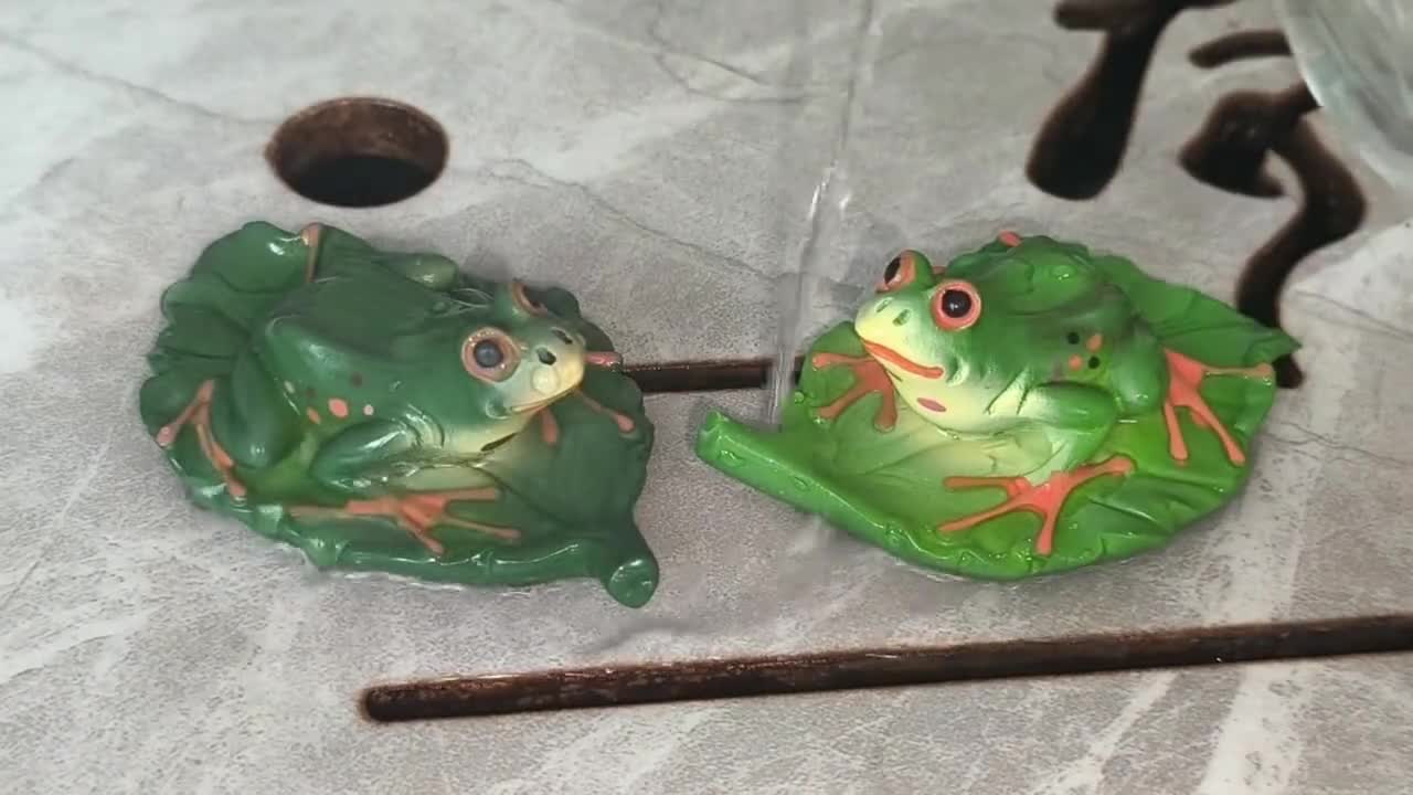 色が変わるカエルのオーナメント - お湯に入れると色が変わるカエルの