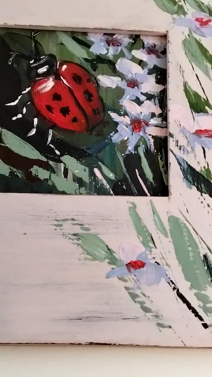 手作りのてんとう虫の絵画：ペイントされたフレーム付きの花のアクリル