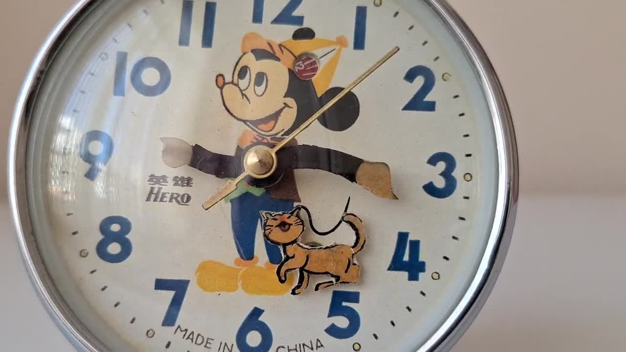 ミニーマウス　70年記念　フィギュア&時計 1970年代のヴィンテージミニーマウスアニメーション目覚まし時計
