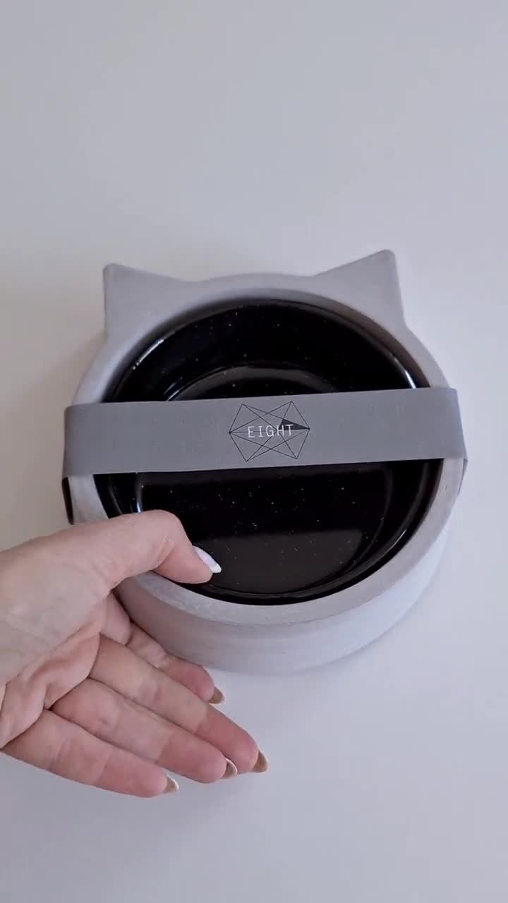 Moderne Beton-Haustiernapf, Hundekatzennapf mit Emaille-Einsatz, Minimalistischer Futternapf | EIGHTPLUSE STUDIO video poster