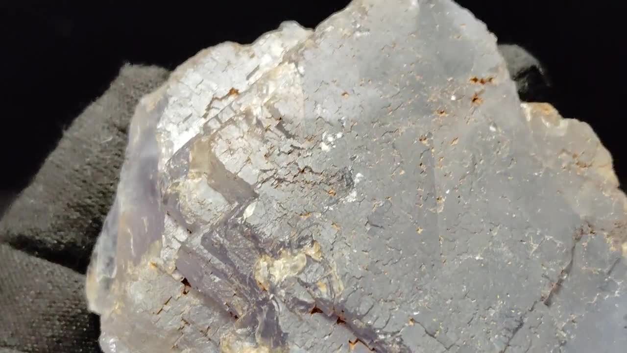 ベルベス産ブルーフローライト、87グラム。スペイン原産の完全天然鉱物