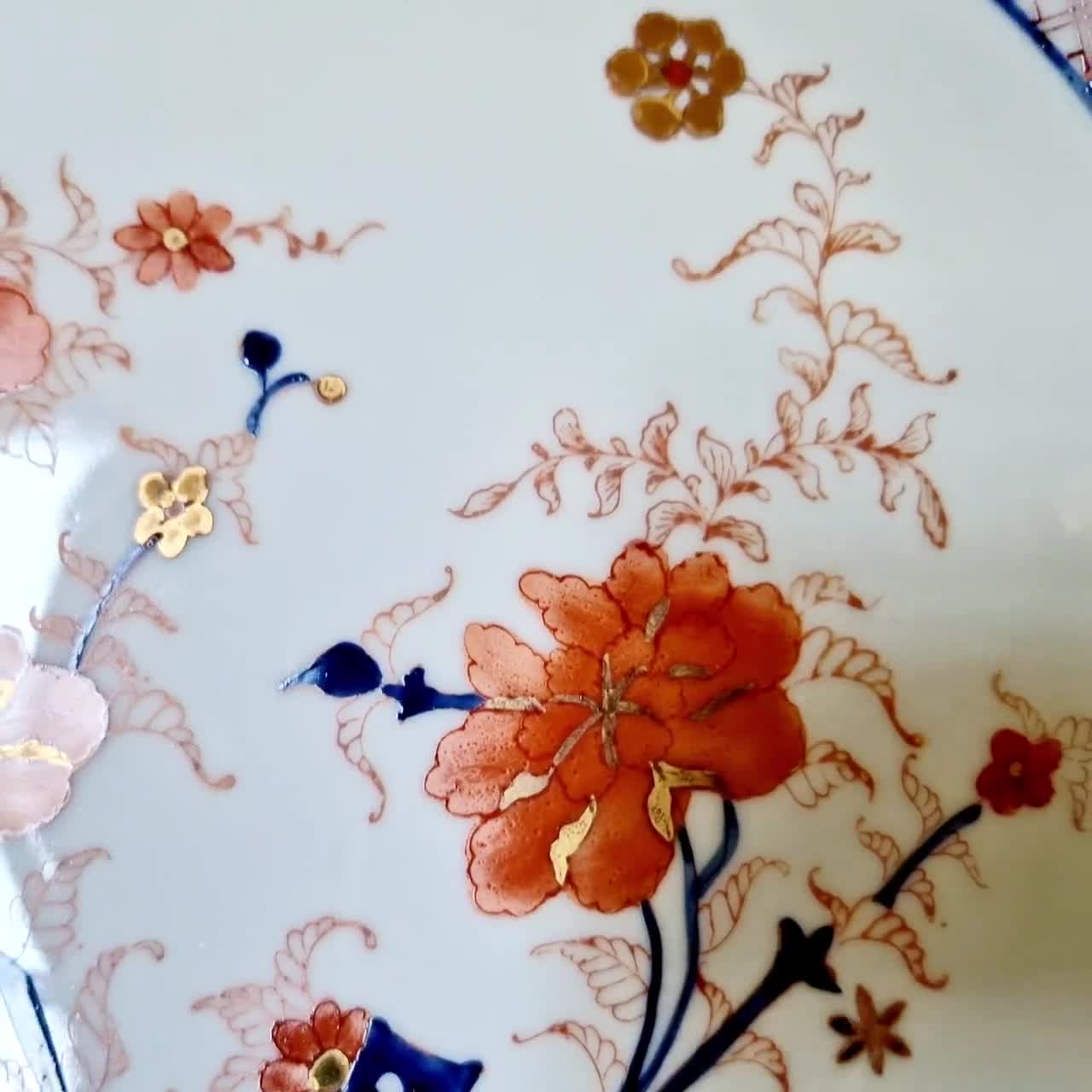 手描き伊万里焼中国磁器皿：赤、コバルト、金の花模様 4枚セット