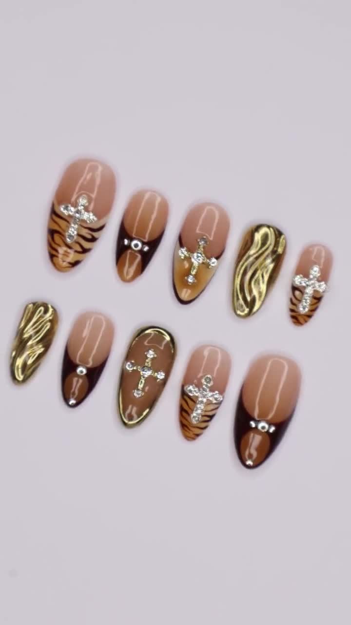Tiger stripe nails with metallic finish
