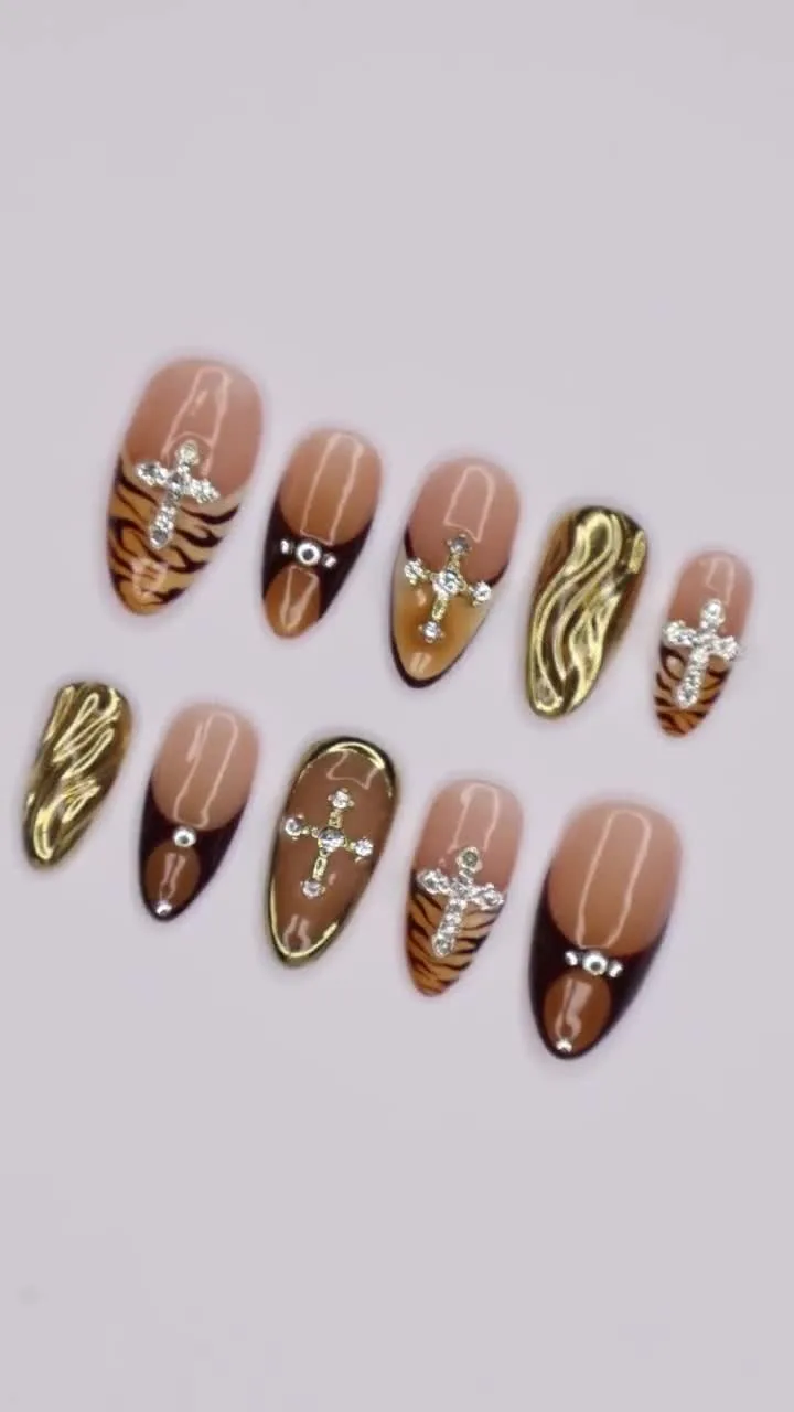 Tiger stripe nails with metallic finish