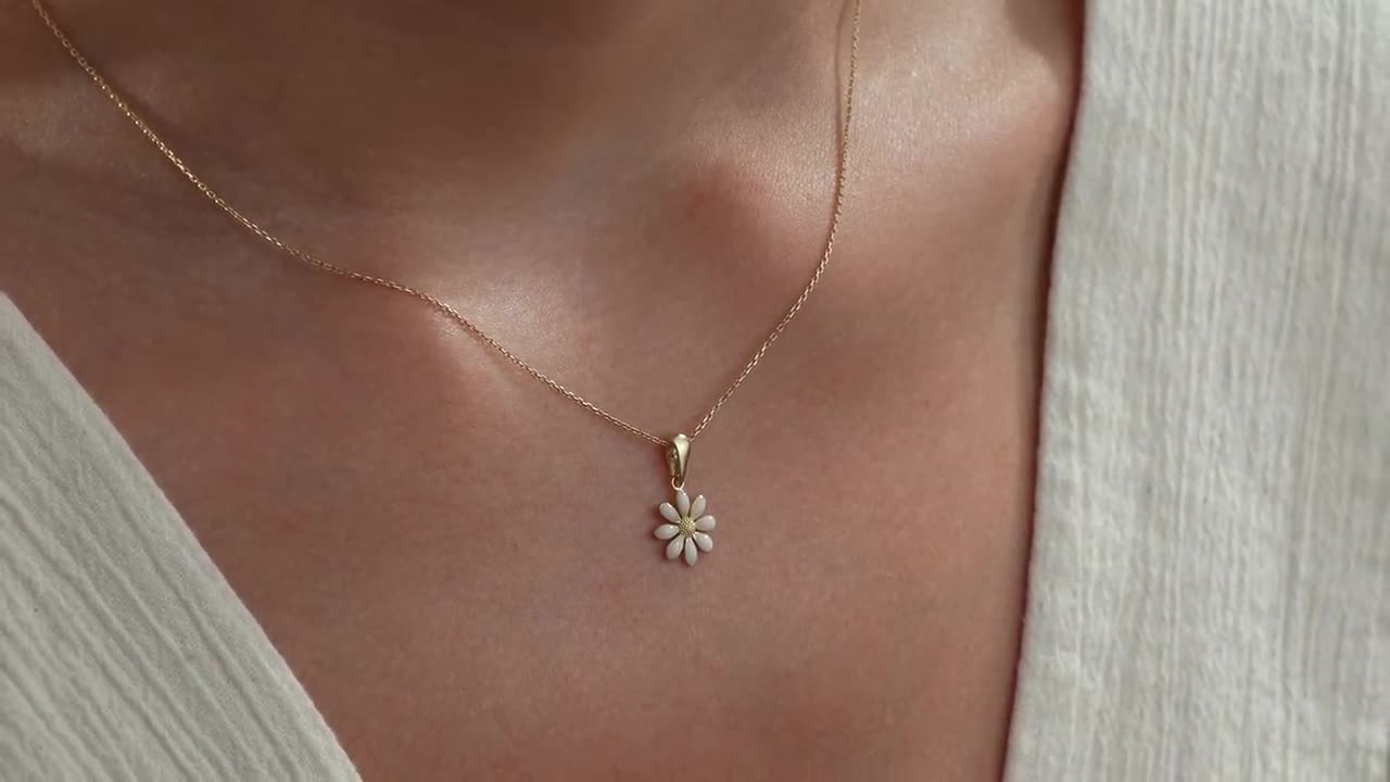 Dainty 14K Gold Daisy Necklace – Enamel Floral Pendant - Etsy