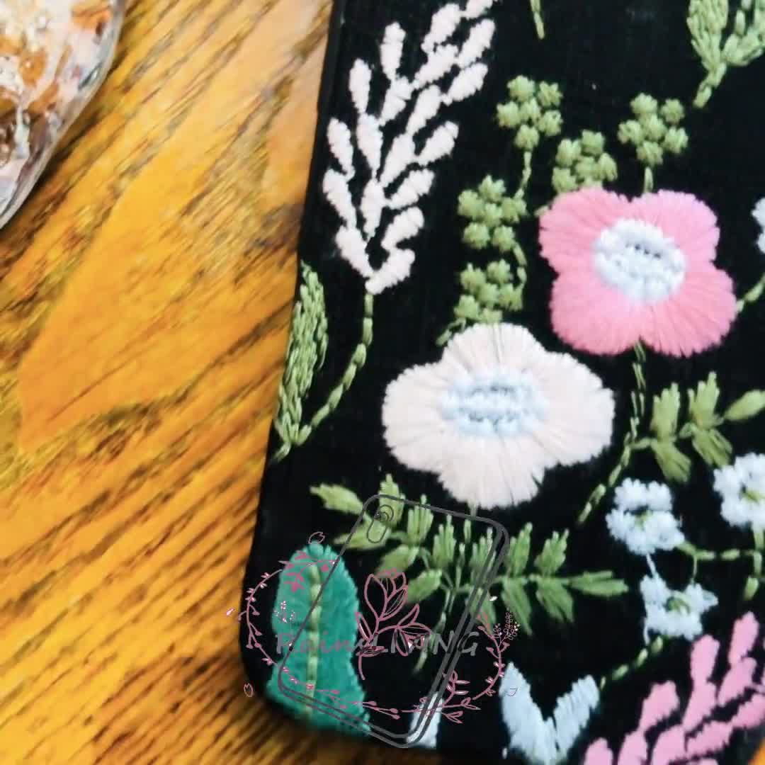 刺繍入りカラフルフラワー ブラックファブリックケース iPhone 17e 16e