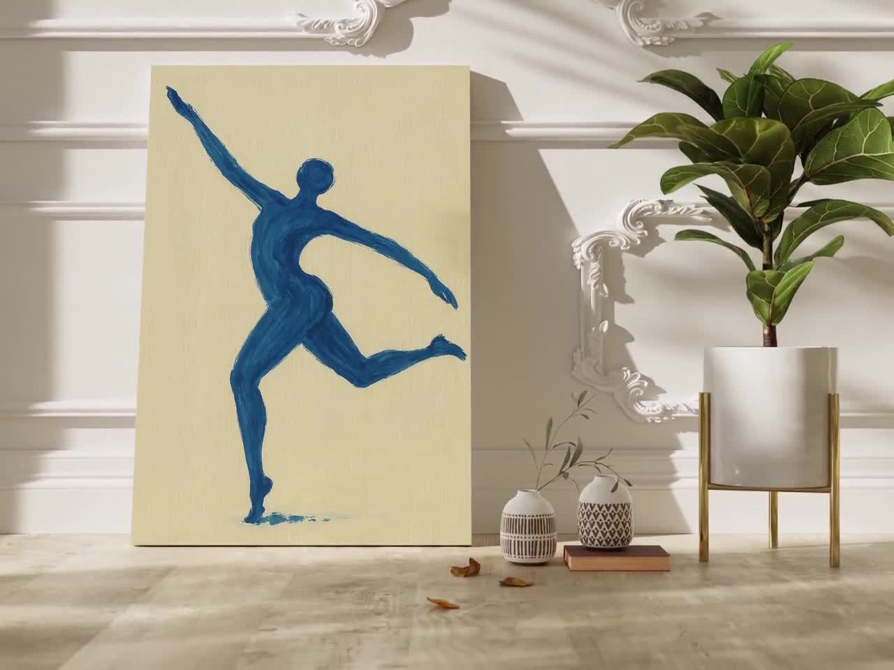 舞踊女性像｜ブルー×シルバーグラデーション｜優雅な動きが映えるアートオブジェ Modern Blue Dancer Silhouette Canvas Art – Minimalist