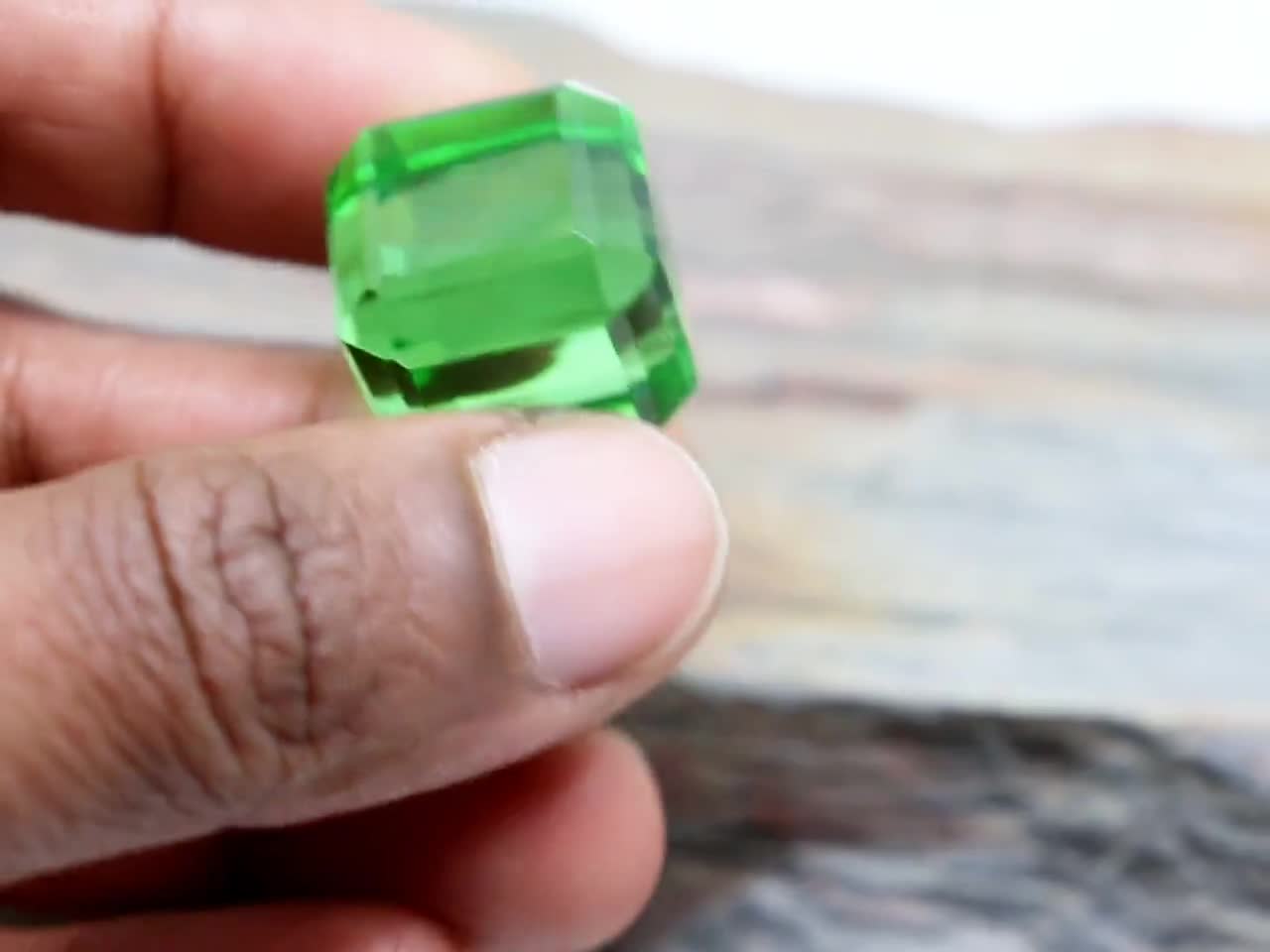 90.8カラットのペリドット美しいキューブシェイプのグリーンペリドット