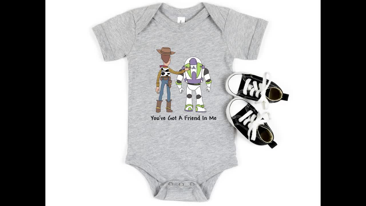 Camisetas de Woody y Buzz, camisetas de la familia Toy Story de Disney, camiseta "Tienes un amigo en mí", camisetas a juego de Toy Story, camisetas de personajes de Toy Story video poster