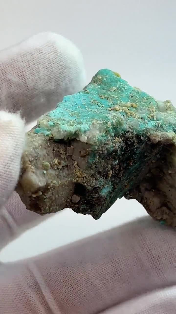 非常に希少な 56.7 グラムのモナリザ鉱山のターコイズ標本